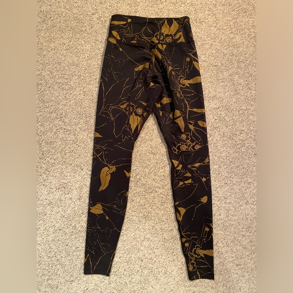 Black and gold Nike leggings - Picture 2 of 2